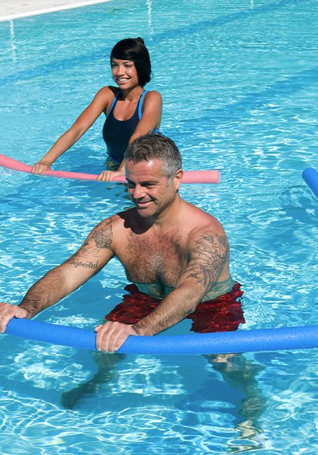 Cours d'aquagym homme et femme