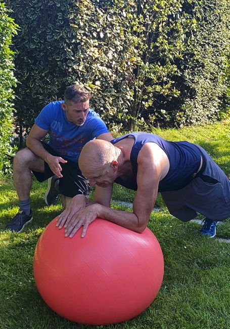 Cours de gym posturale sur un ballon